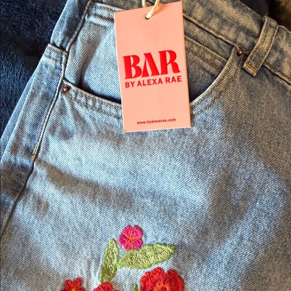 Uptown Funk Floral Embroidered Jeans NWT - Picture 4 of 4